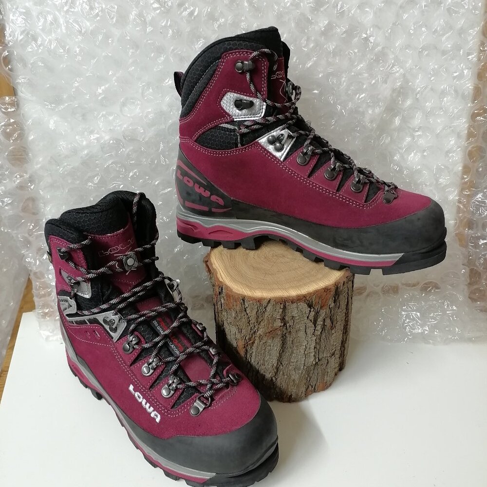 Woman's L0WA Mountaineering GTX ICE  HIKING  Boots Burgundy   9' and 9.5 NWOT